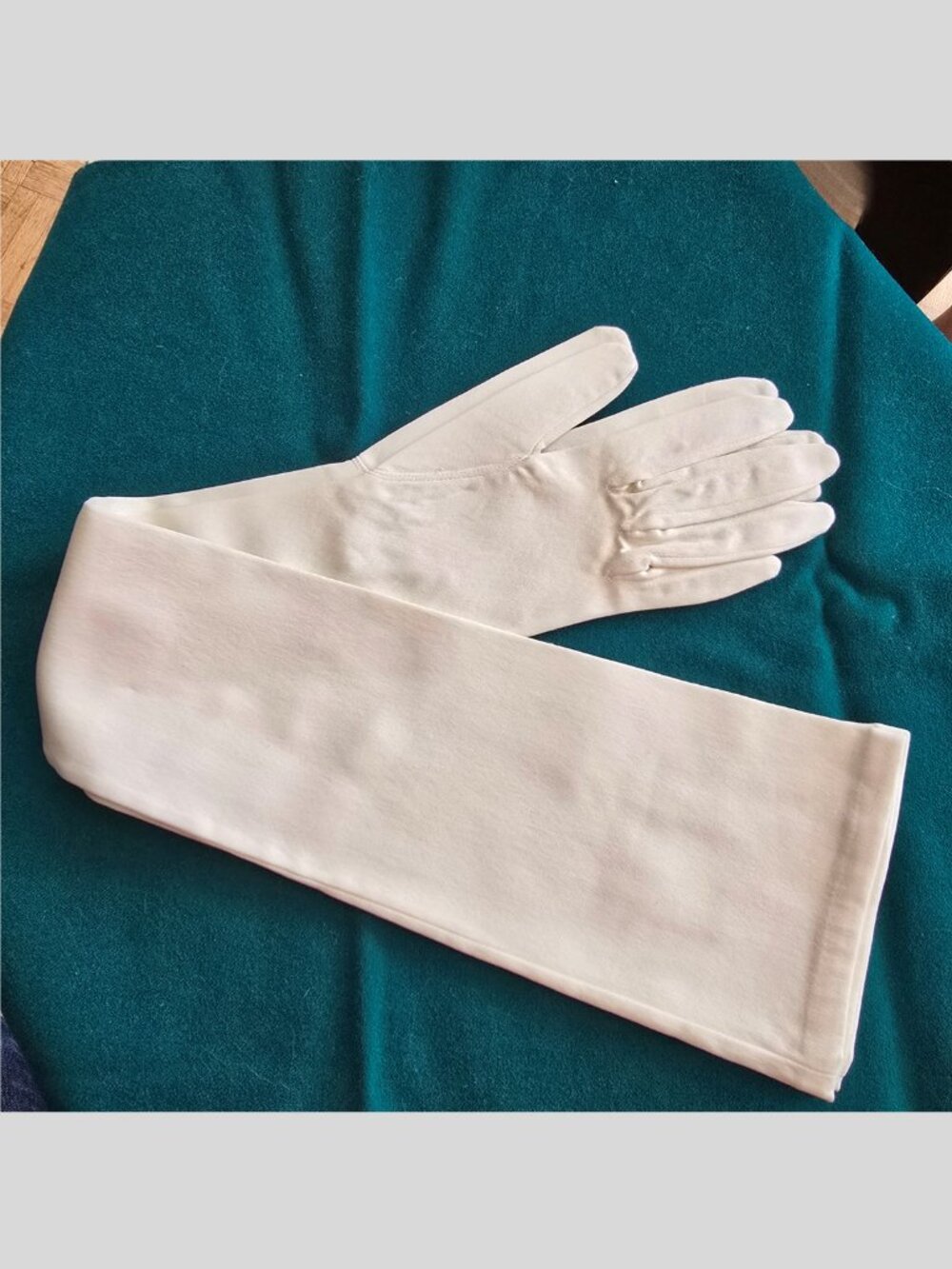 Vintage Cream Opera-Length Evening Gloves with Shimmery Buttoned Wrist Vents